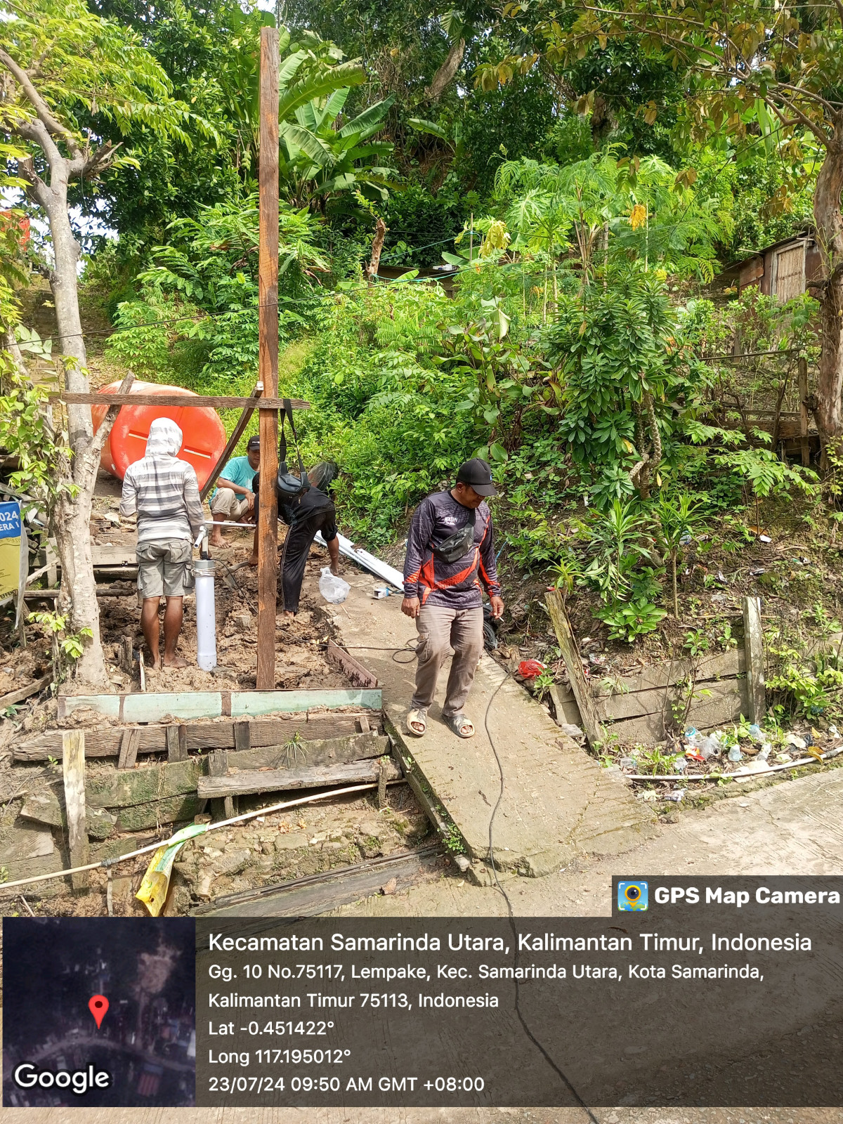 Gotong royong pemasangan instalasi sumur umum warga