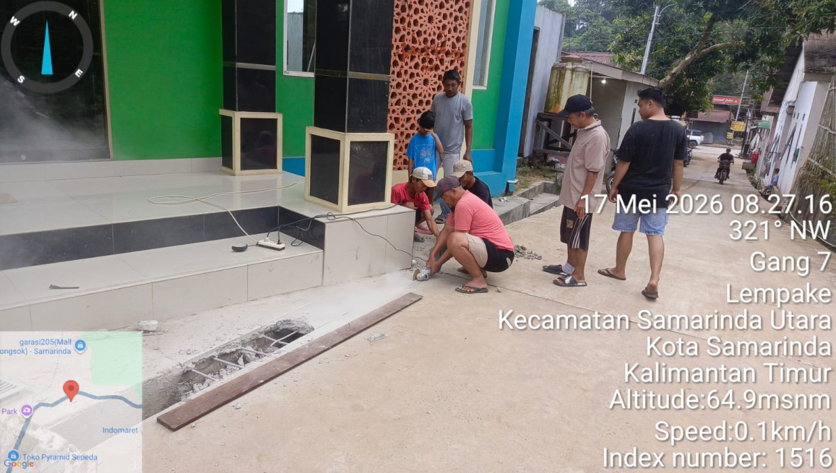 Kegiatan pembongkaran drainase yang tersumbat cor