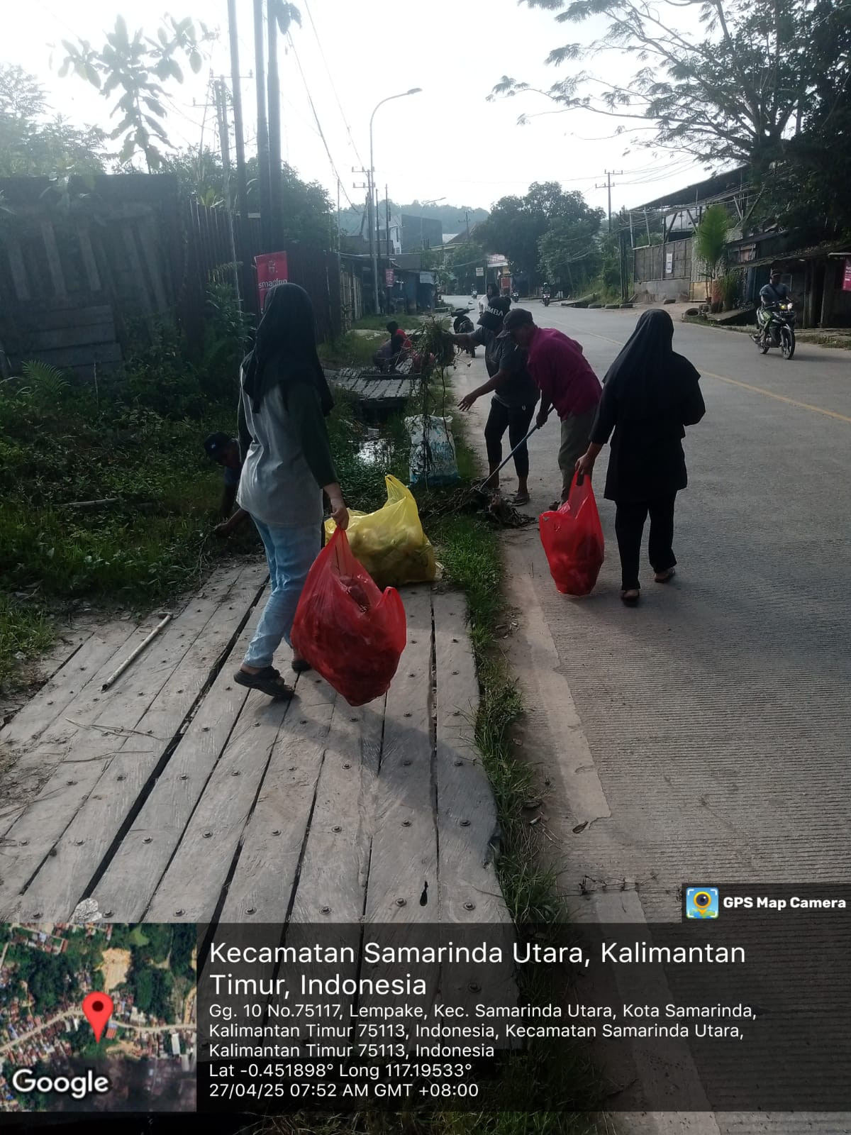 Kerja bakti pungut sampah