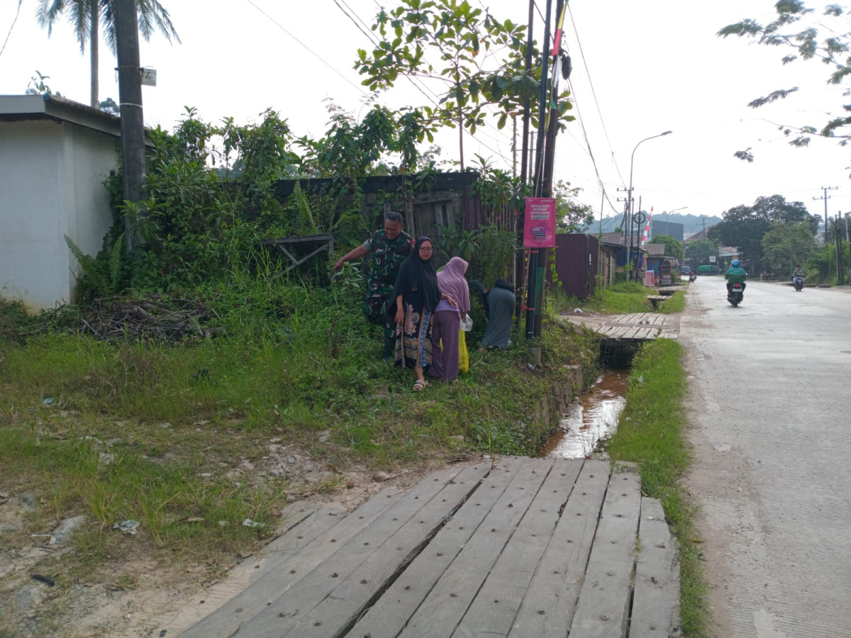 Pungut sampah dan pasang umbul umbil