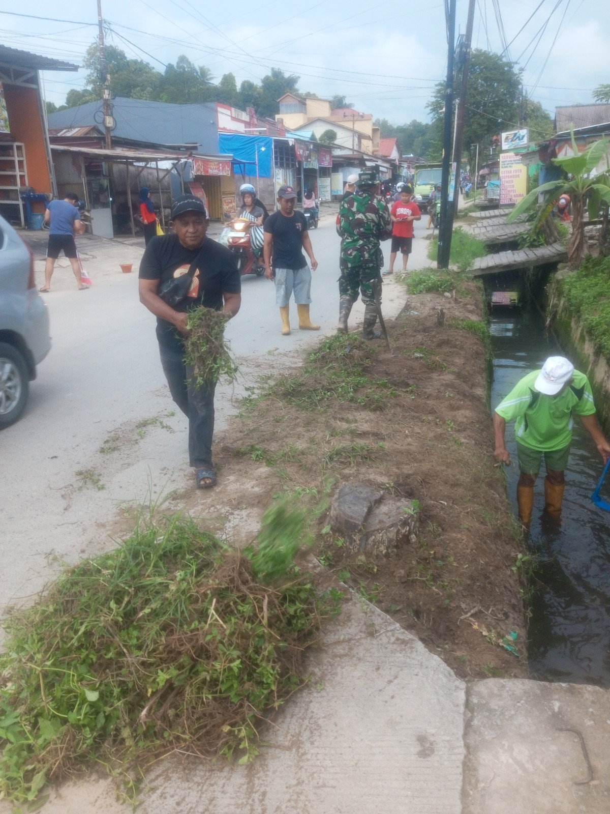 Kerja bakti serentak bersama rt se kelurahan lempake