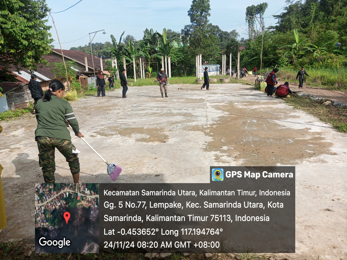 Kerja bakti bersama warga