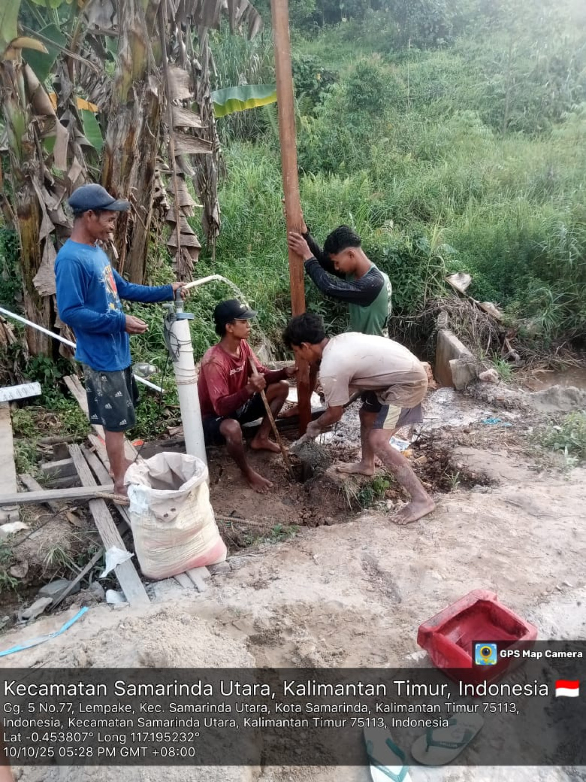 Pemasangan Tiang KWH Listrik sumur bor warga