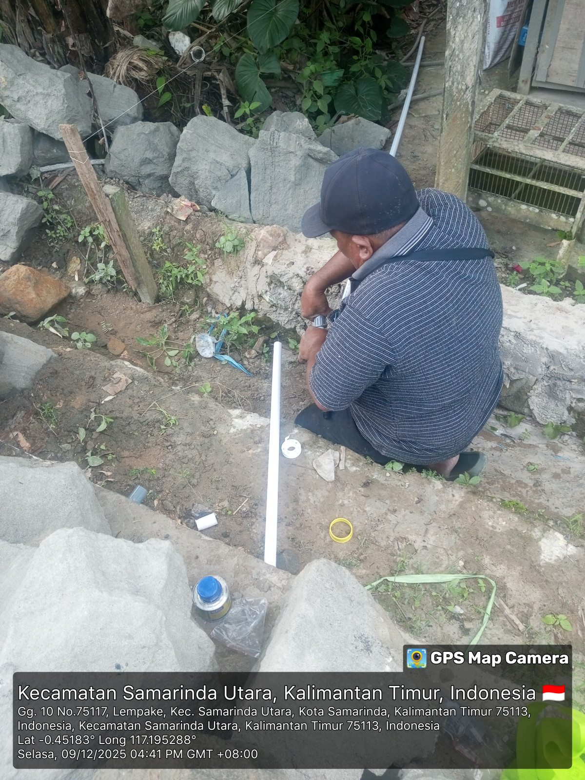 Gotong royonginstalasi pipa sumur bor warga