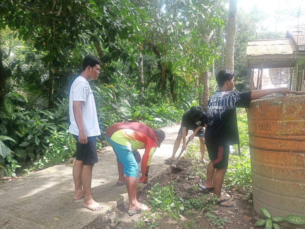 Gotong royong pemasangan pipa air