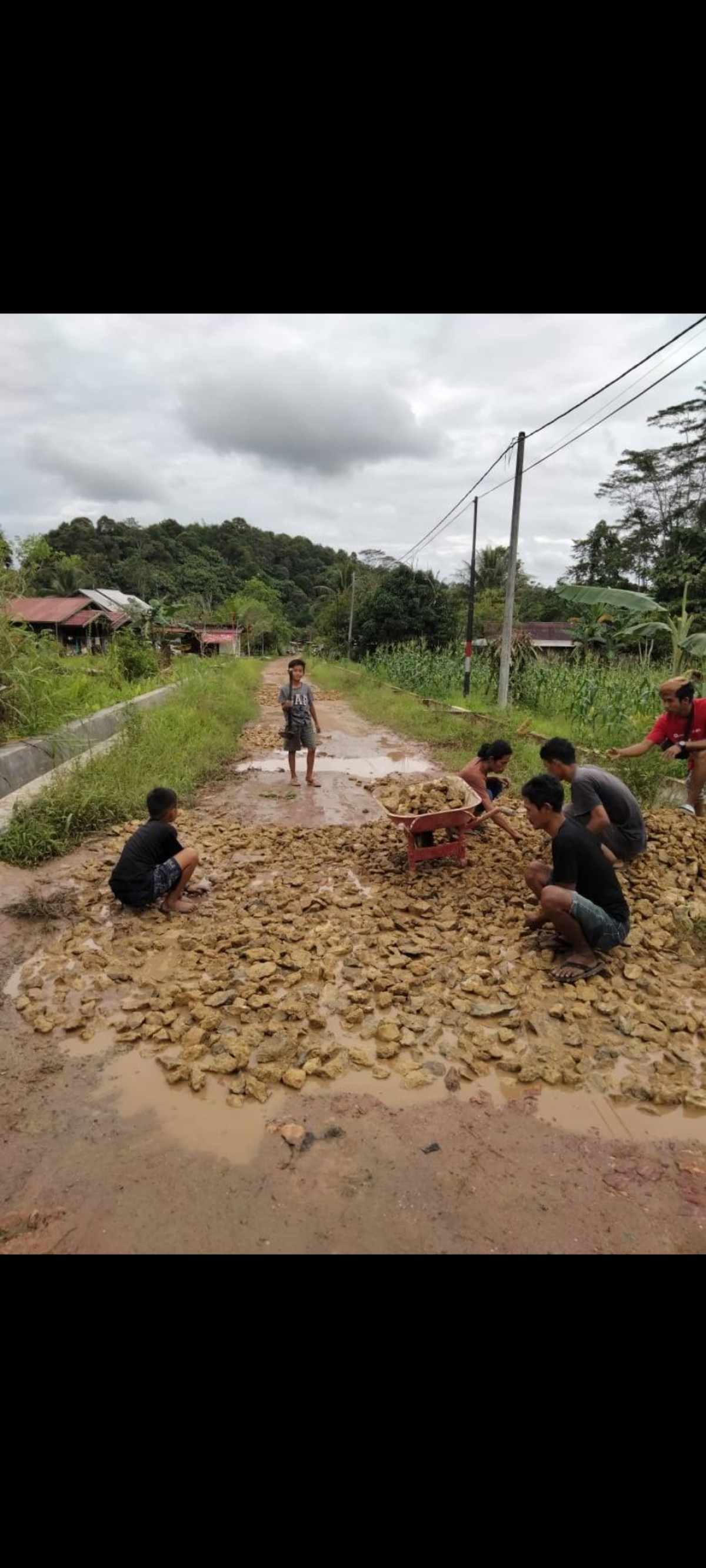 Lanjutan gotong royong tambal sulam batu,jalan yg berlubang