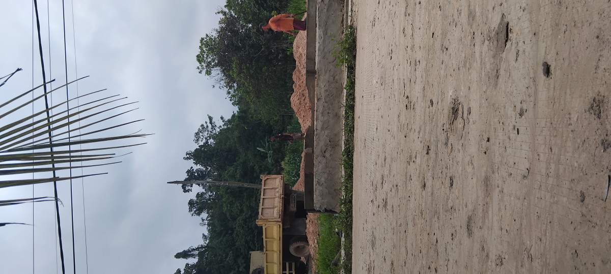 Pengurukan tanah lapangan