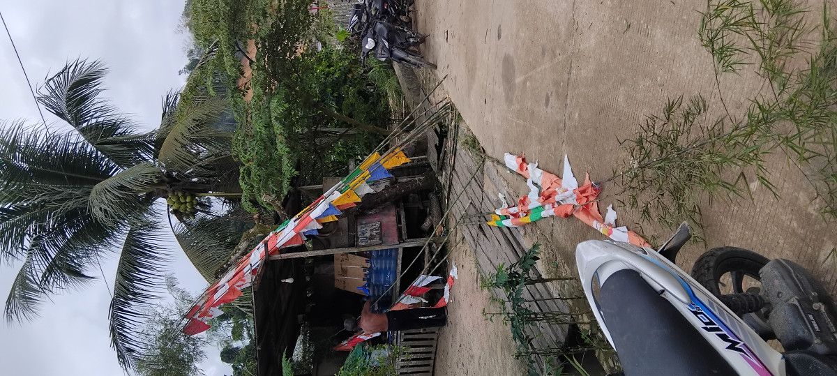 Pemasangan umbul2 dan pembersihan bahu jalan