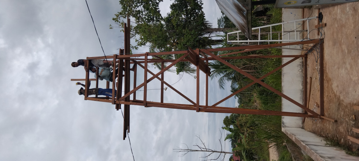 Gotong royong pembuatan menara spiker toa mushola darul iqsan
