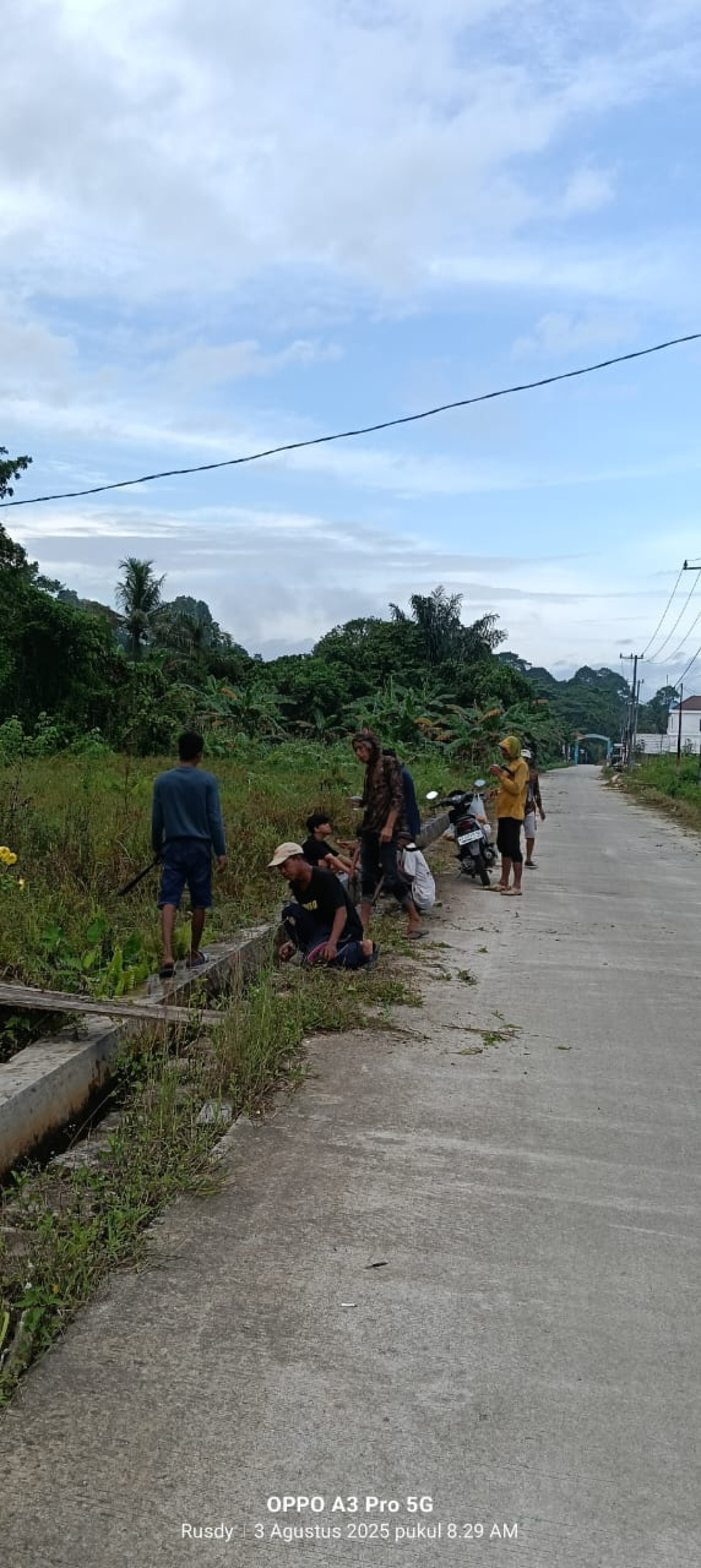 Pembersihan bahu jalan dan parit