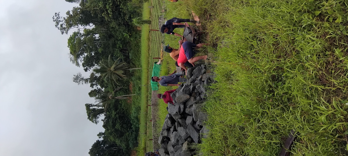 Gotongroyong pembuatan pondasi lapangan