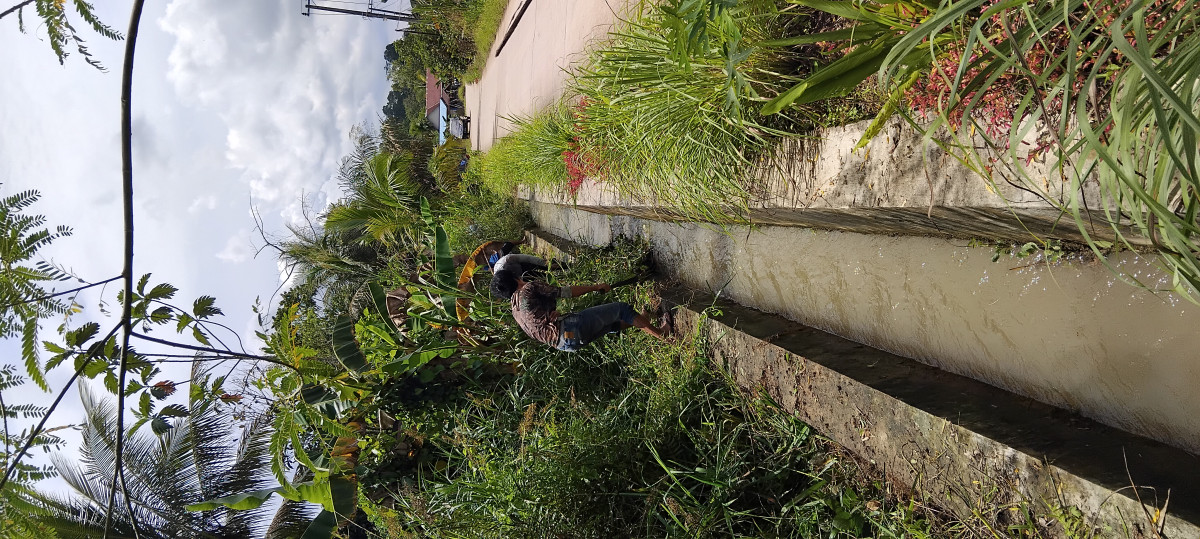 Pembersihan drenase/parit di kanan kiri jalan