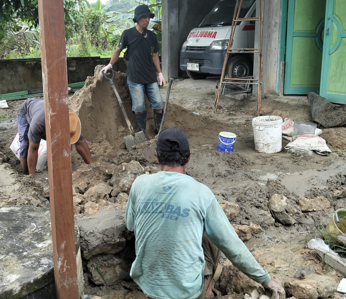 Pembuatan pondasi teras gudang masjid