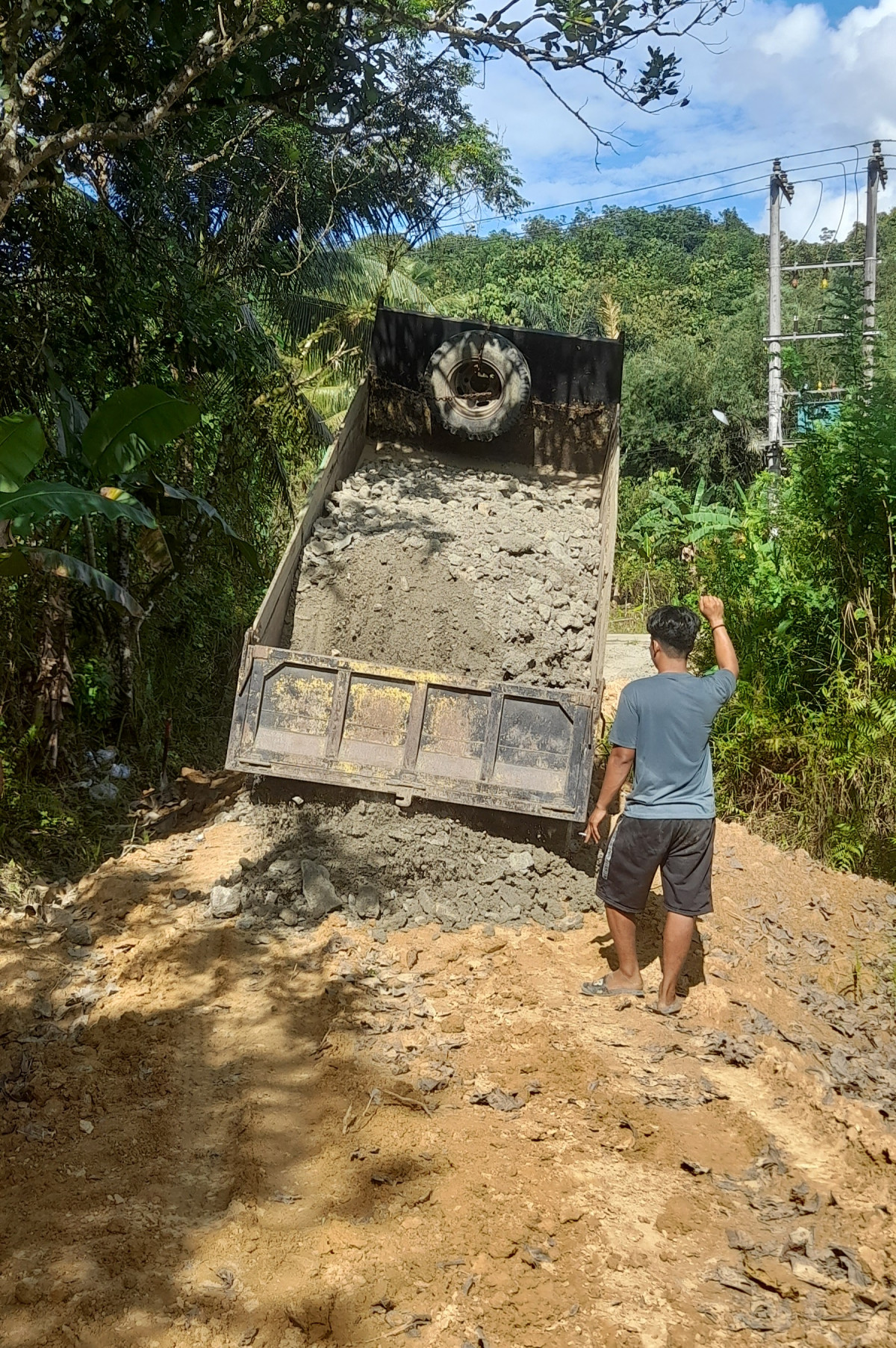 Pengamparan batu agrigat di jln.tembus swadaya RT.47