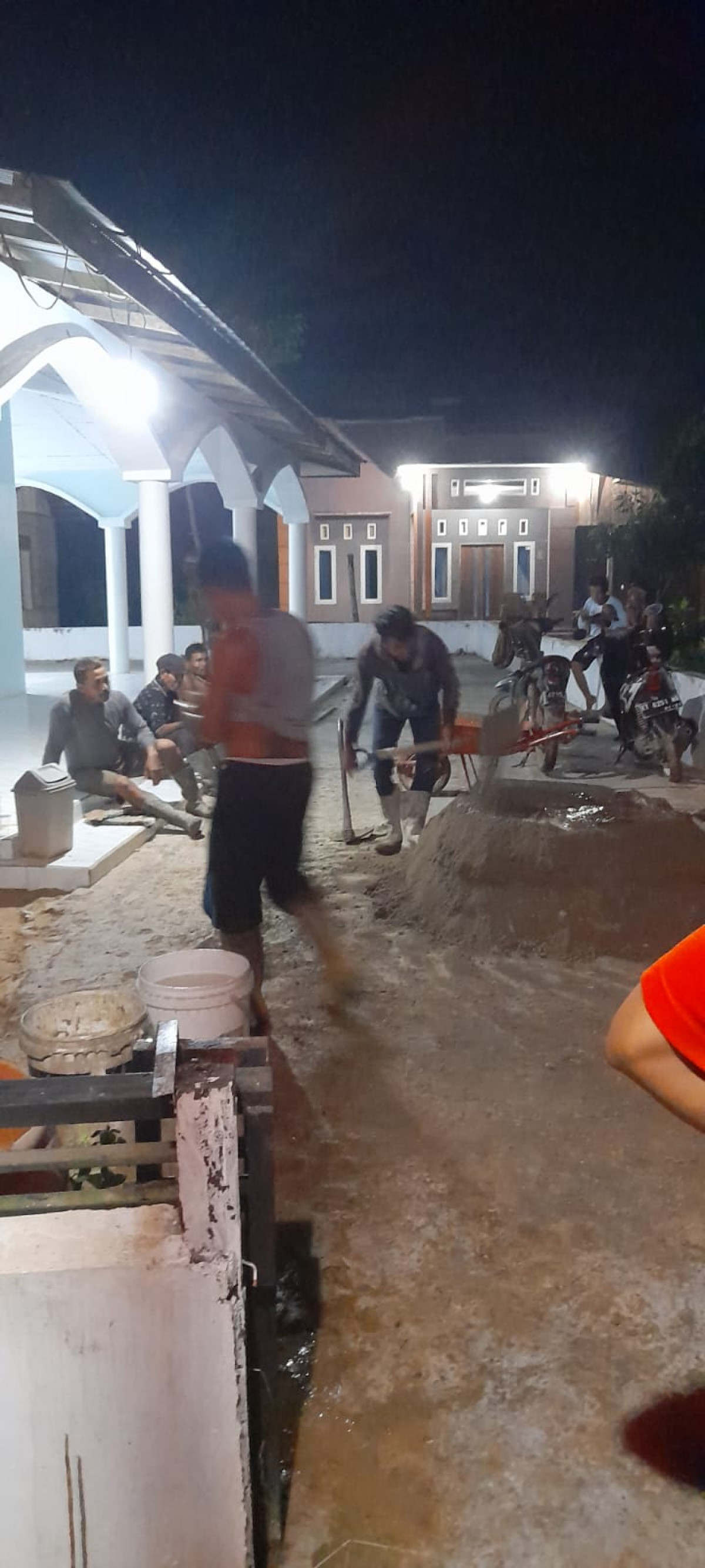 Ngecor halaman mushola darul iqsan