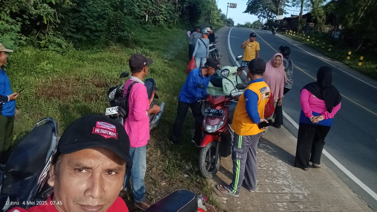 Pembersihan sampah plastik dan botol mineral di bahu jalan
