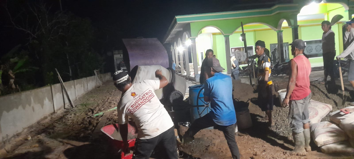 Pengecoran halaman masjid darul iqomah