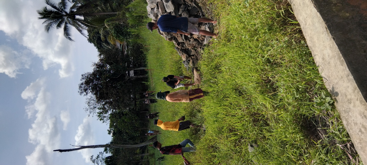 Gotong royong pemembuatan awal pondasi lapangan serbaguna
