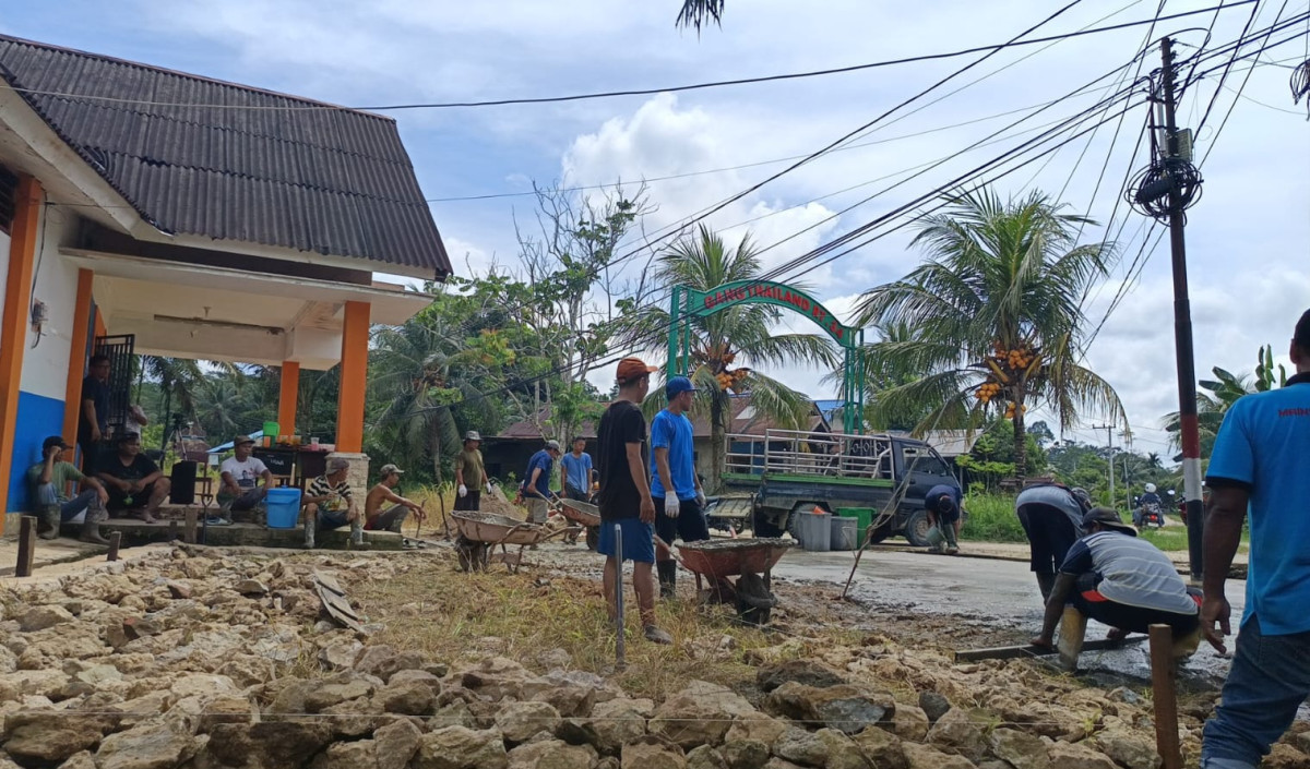 Pembuatan lahan parkiran di SD.025
