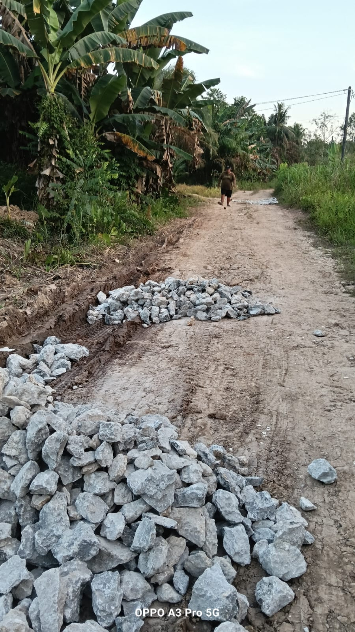 Pengamparan batu di jalan yg berlubang