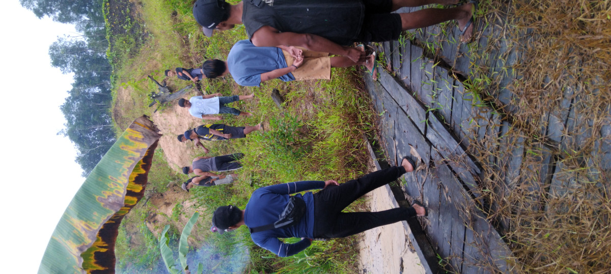 Pemotongan pohon tumbang di sisi jalan