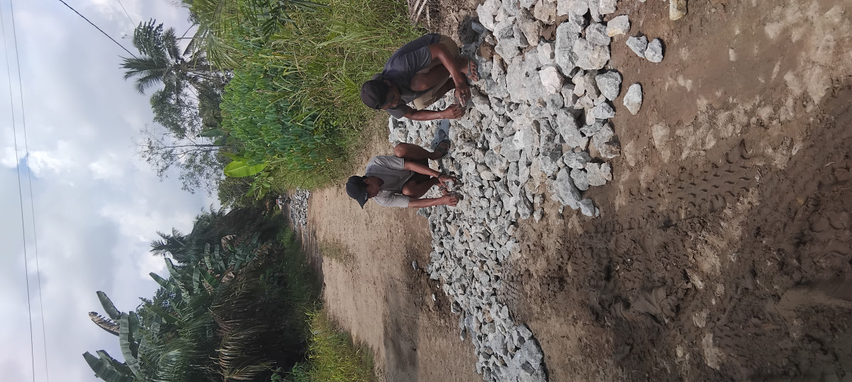 Pengamparan batu tronjolan di jl.yg berlubang