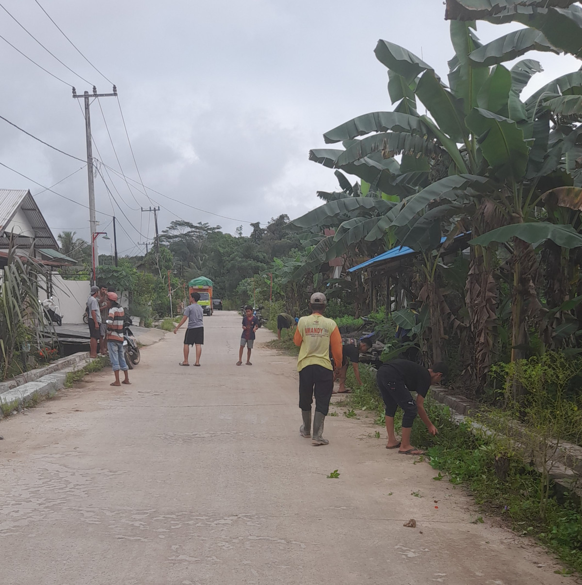 Gotongroyong membersihkan drenase jl.puskesmas