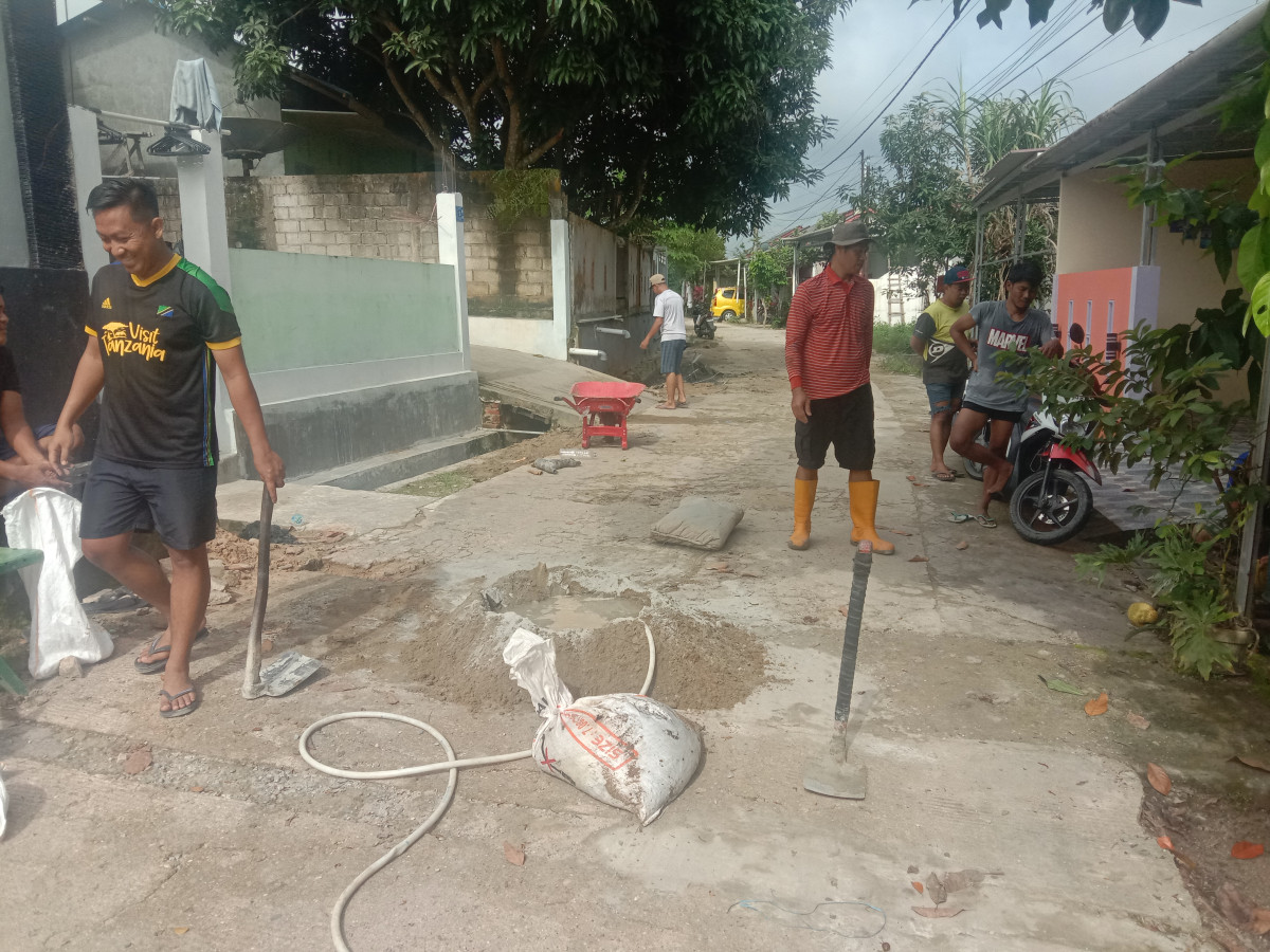 Pengerukan sedimentasi parit dan perbaikan jalan