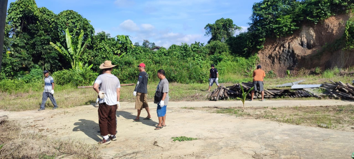 Gotong royong Pembersihan makam di Perum Bumi Alam Indah.