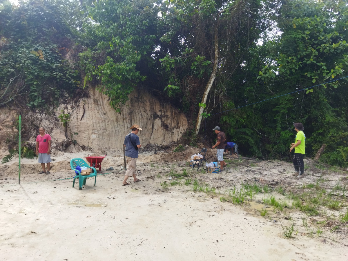 Gotong Royong Pembangunan Lapangan Serbaguna