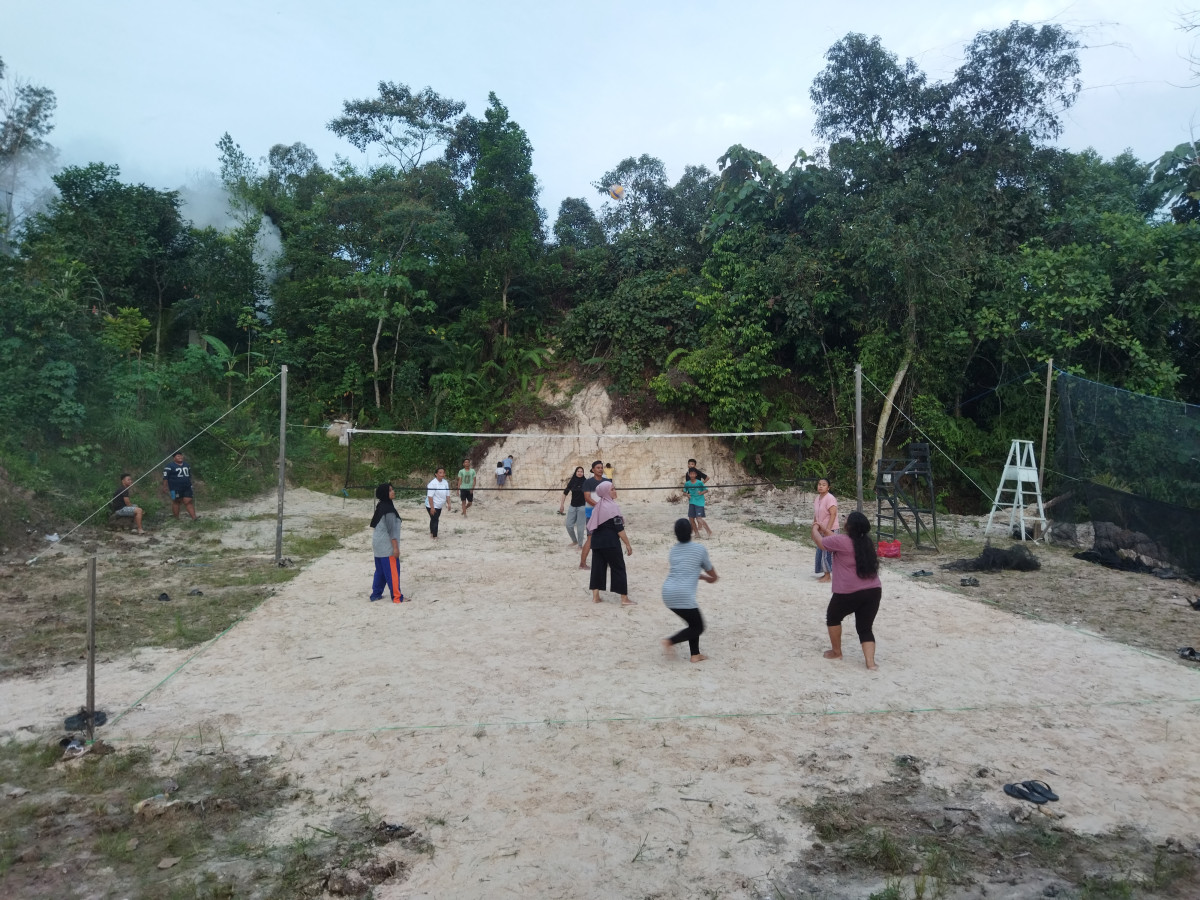Gotong Royong Pembuatan Lapangan Volly