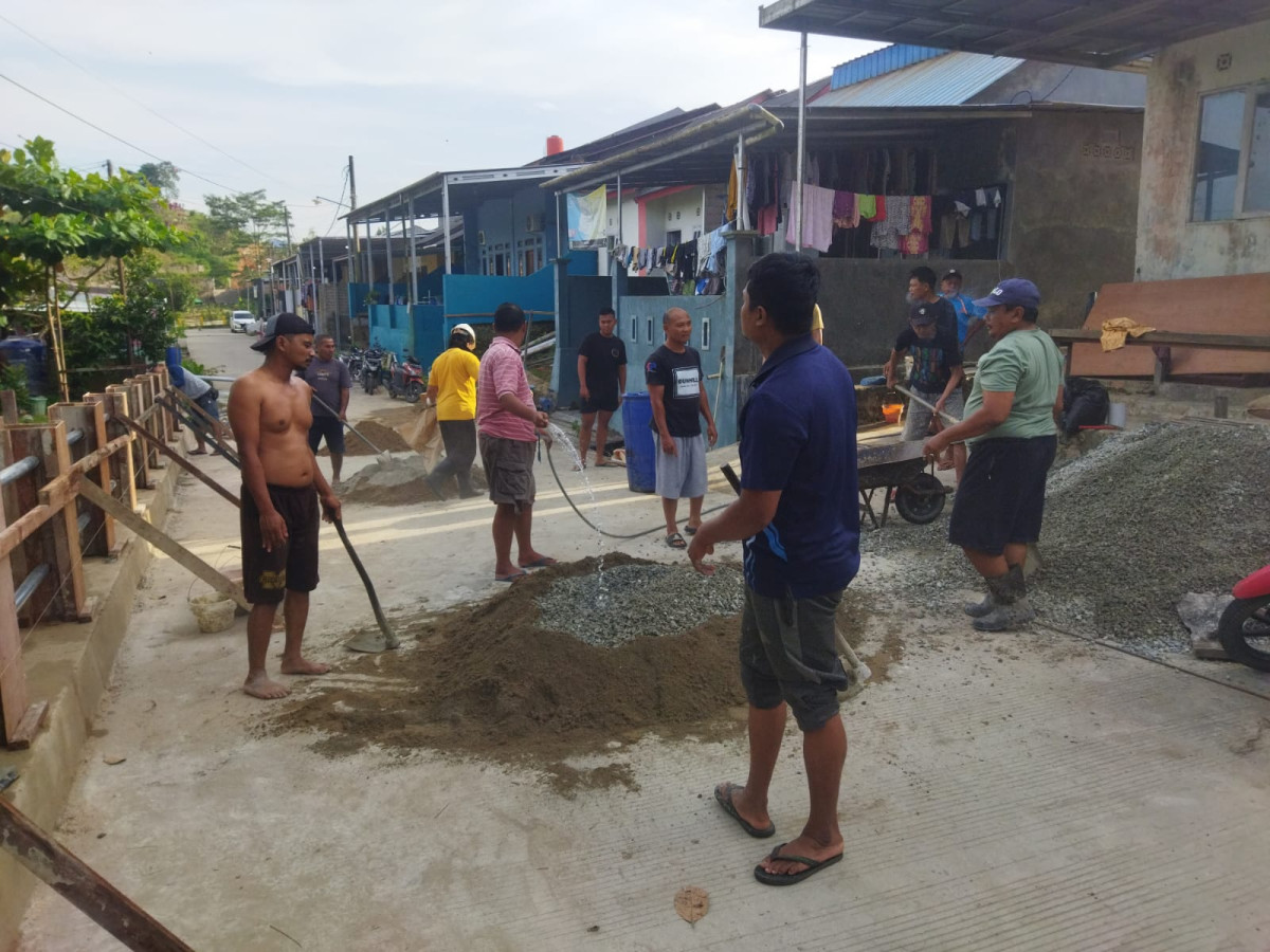 Gotong Royong Pagar Turap Anggi