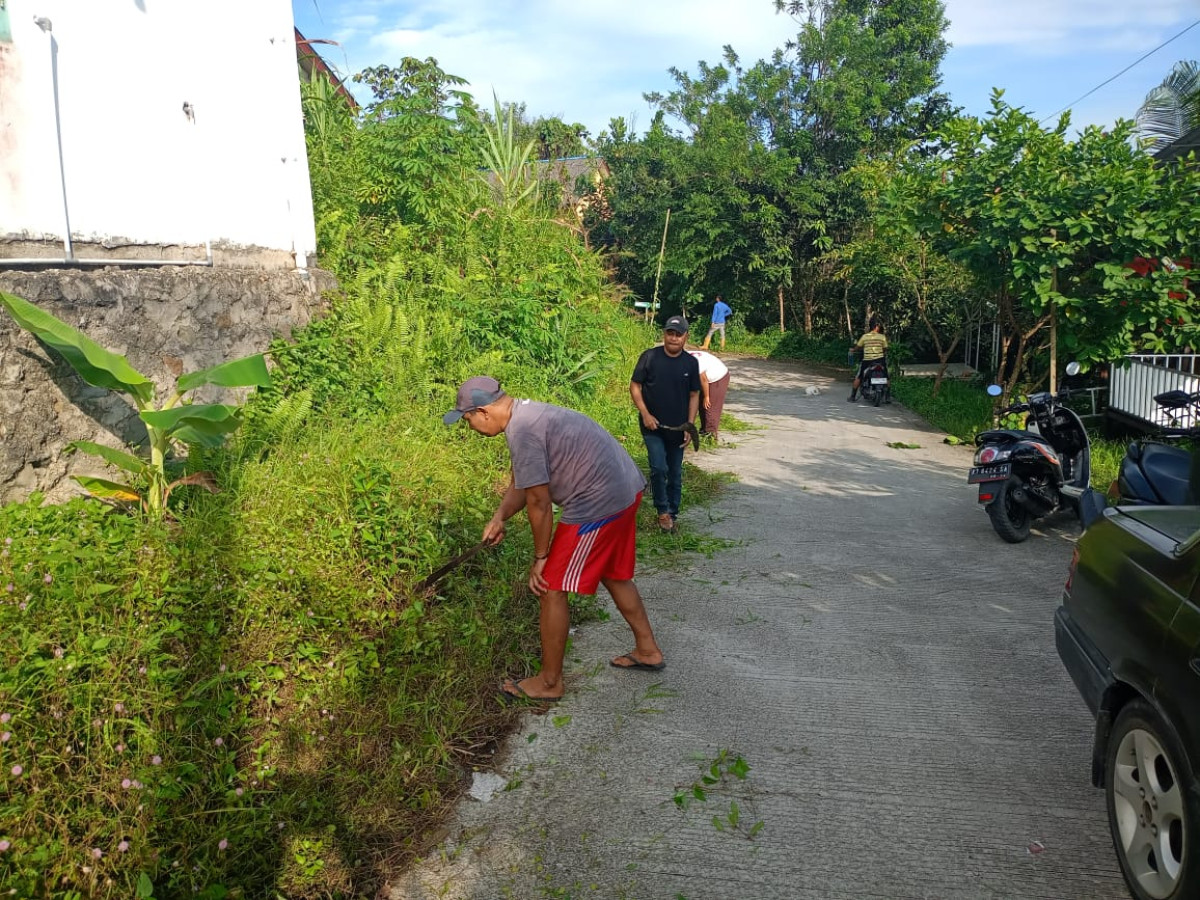 Bersihkan Rumput