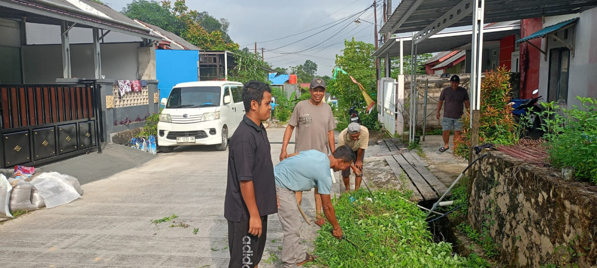 Pembersihan Sampah dan Rumput