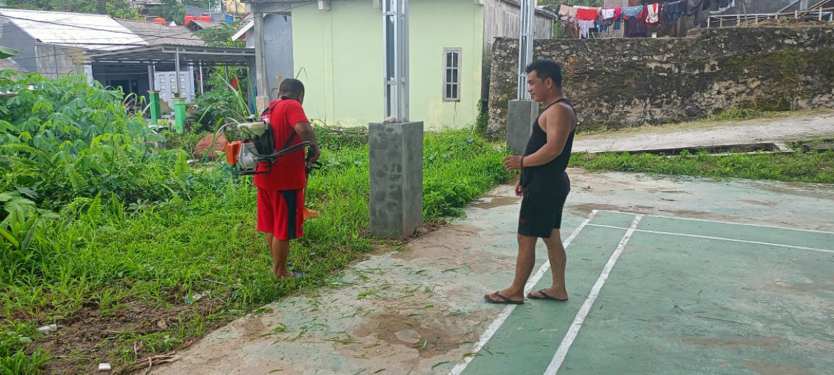 Bersihkan Rumput Lapangan