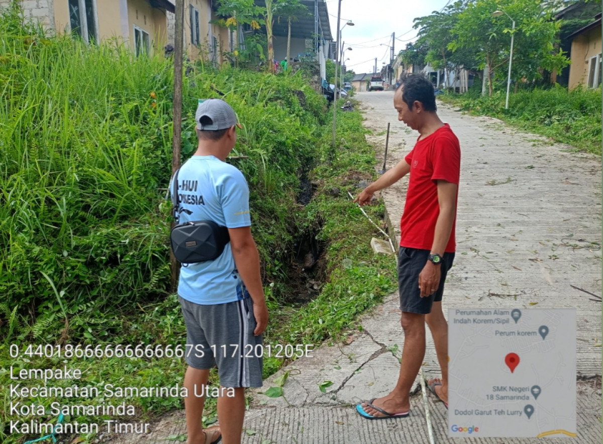 Gotomg royong Pembersihan rumput di dalam paret