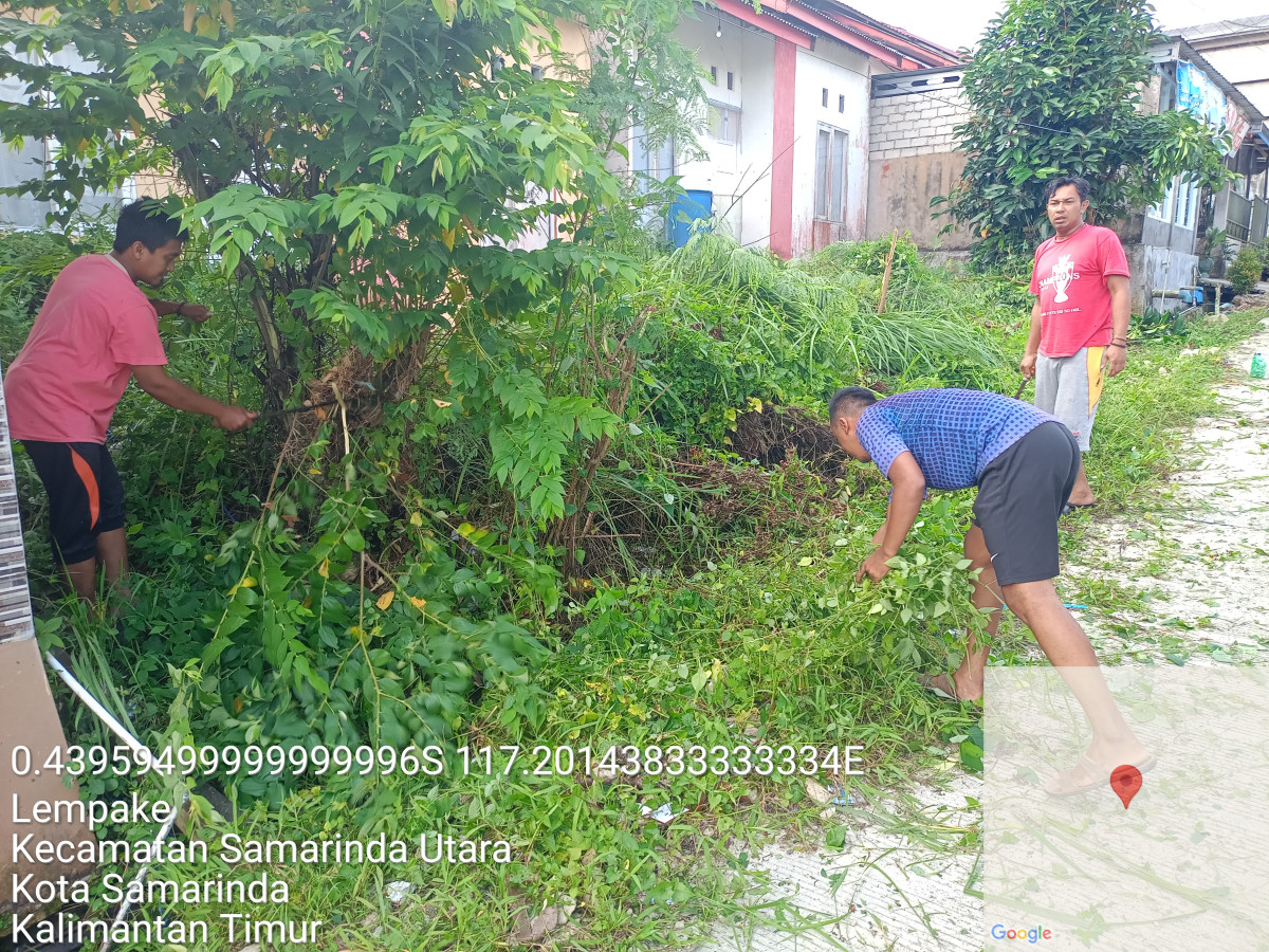 Pembersihan rumput di jalan