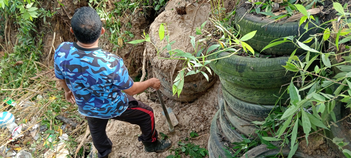 Pemasangan Pancang Ulin dan Ban bekas di area longsor B4