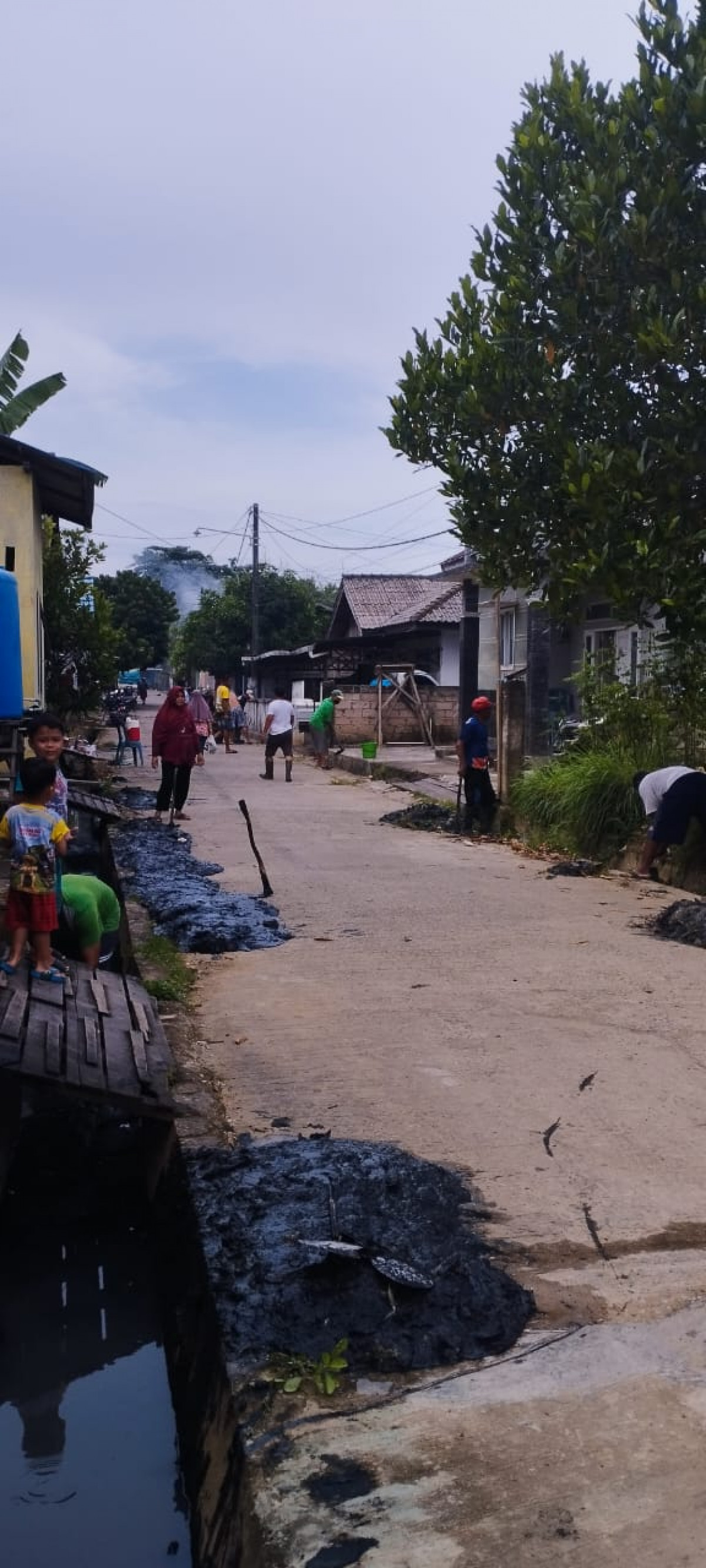 pembersihan parit di jln ringrod gg h kunci