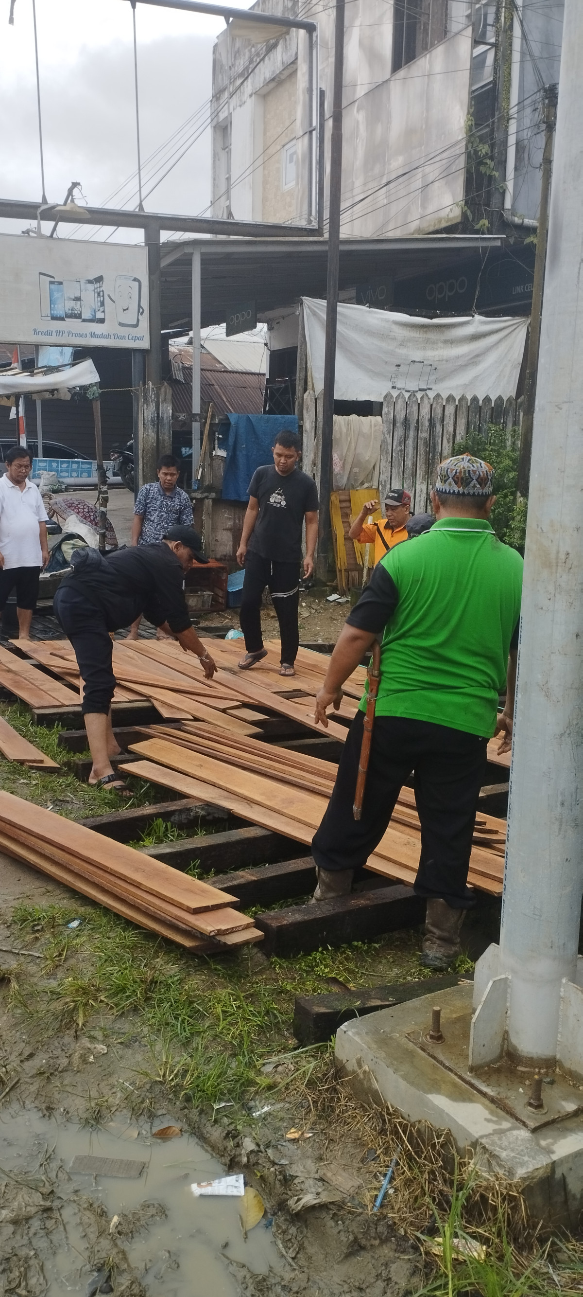 pemasangan papan untuk parit