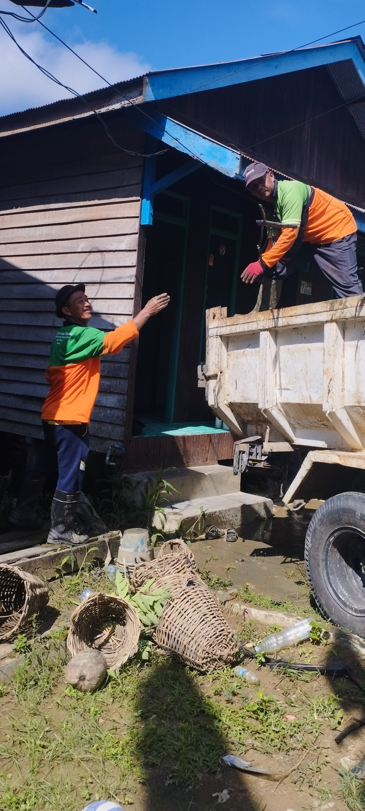 pemberaihan sampah anak sungai