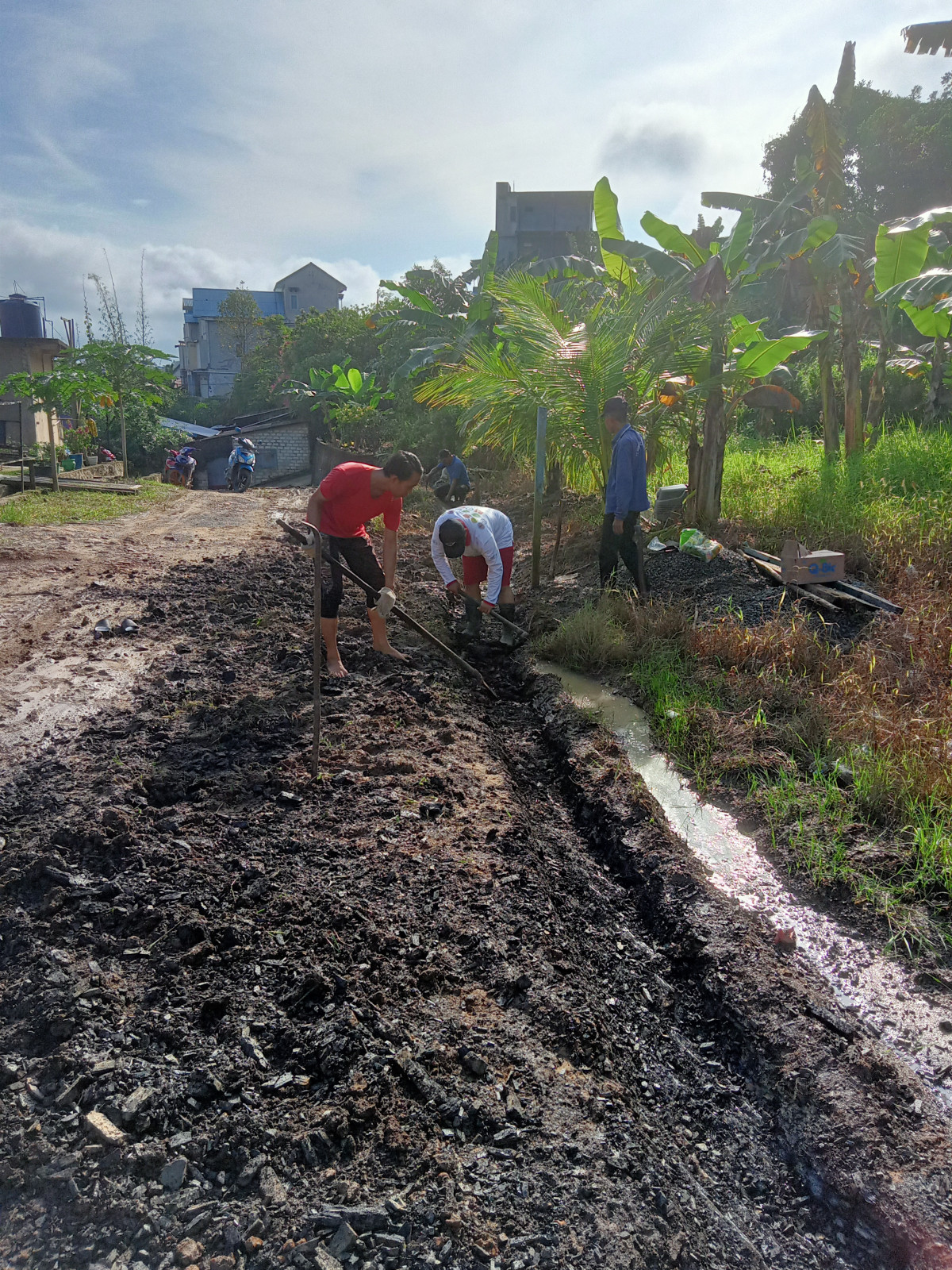 Kerja bakti pembuatan parit di blok E