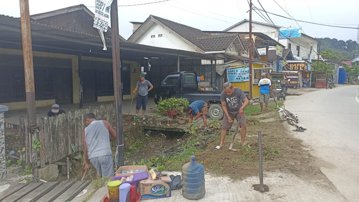 Gotong royong/kerja bakti membersihkan parit dijalan poros jln.batu cermin