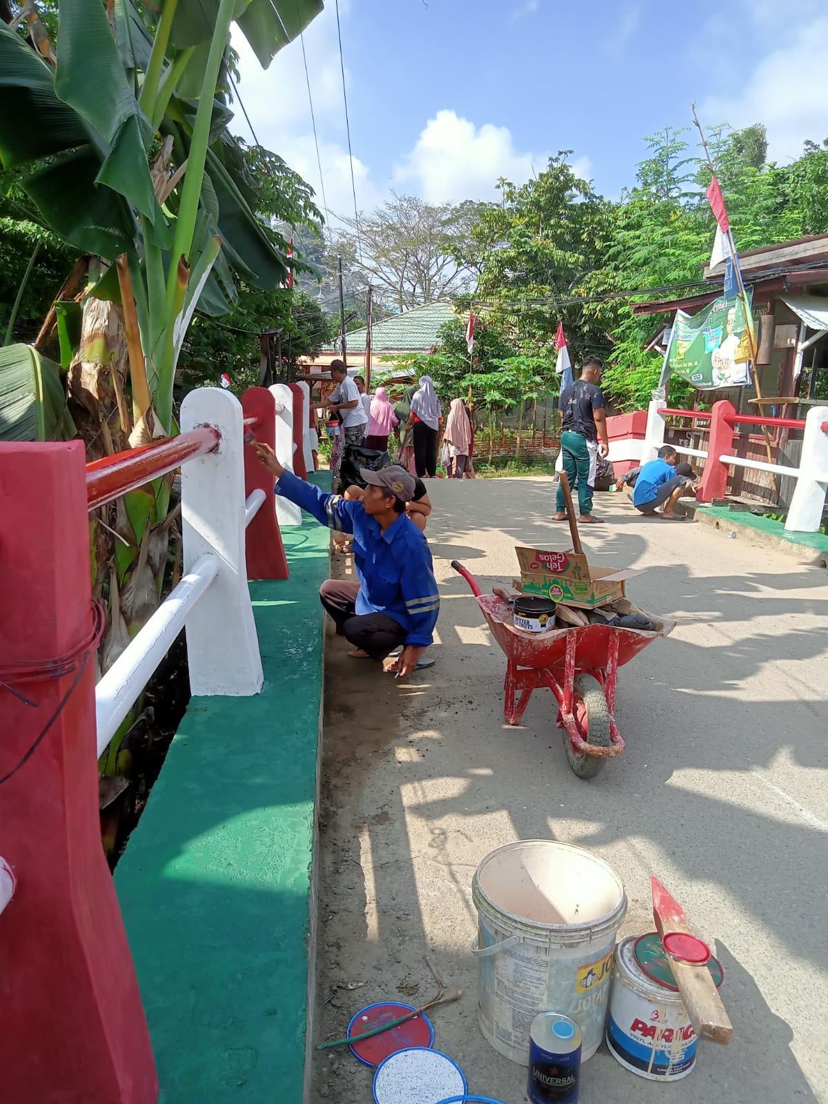 Kegiatan Gotong royong/kerja bakti pembersihan lingkungan RT 04 pembersihan parit dan jembatan depan sekolahan SMP 27 sampai depan gereja jln batu cermin