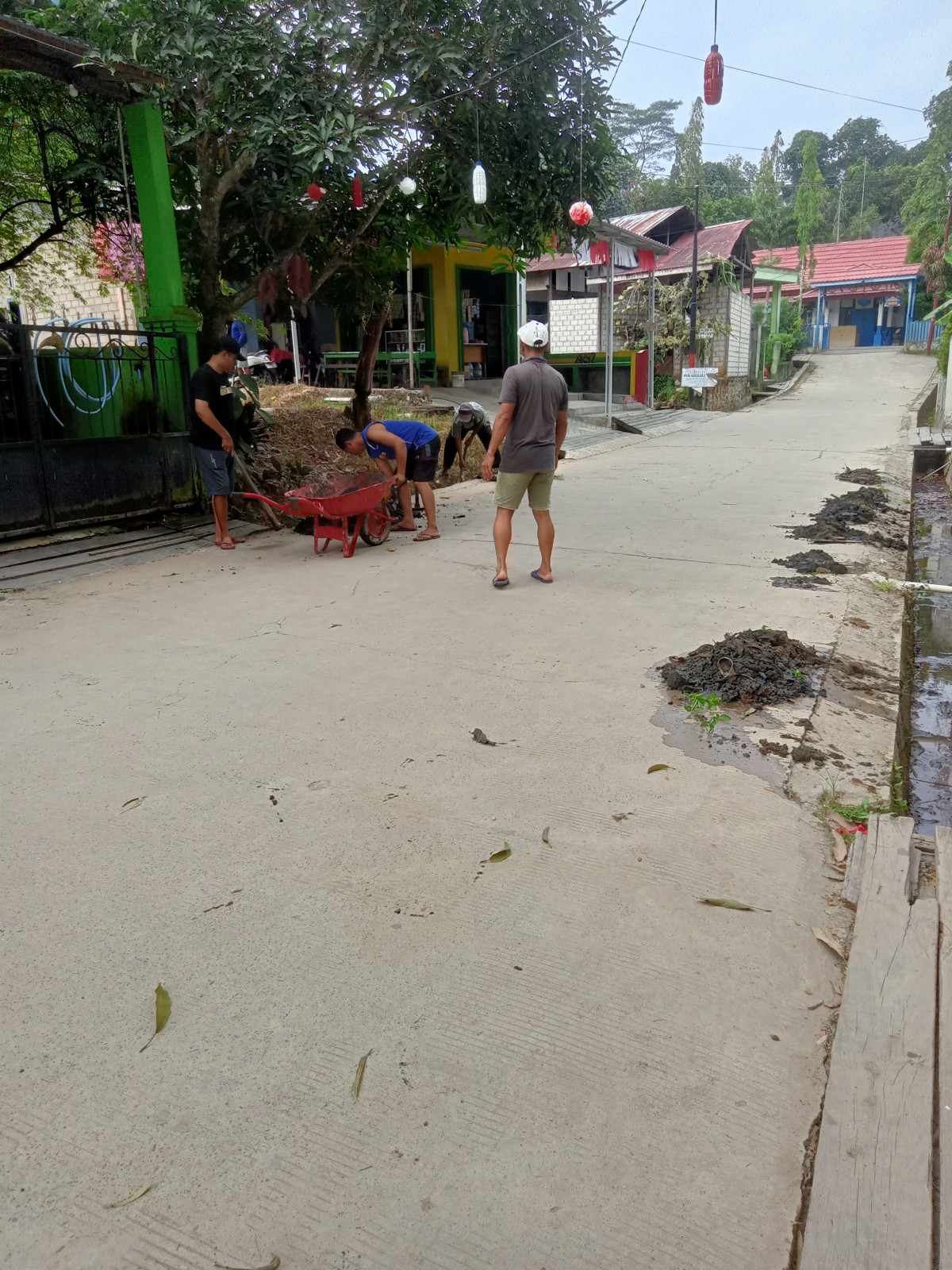 Gotong royong/kerja bakti pembersihan lingkungan RT 04 pembersihan parit dari depan sekolahan SMP 27 sampai depan gereja jln batu cermin