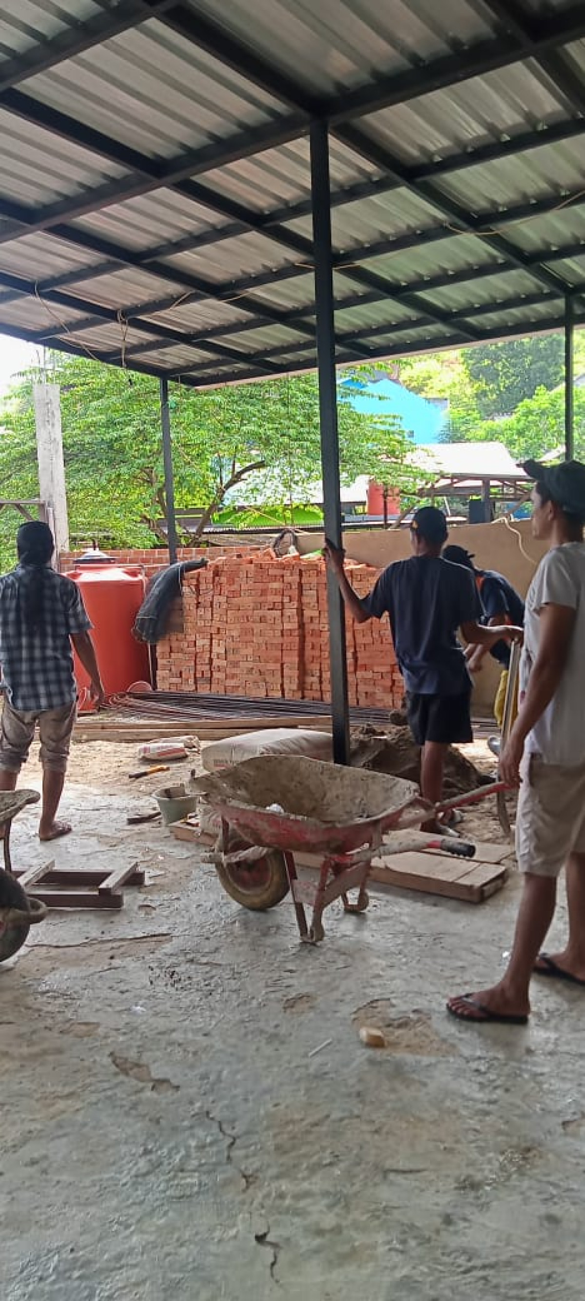 Melanjutkan pembuatan pagar di langgar AS SALAM