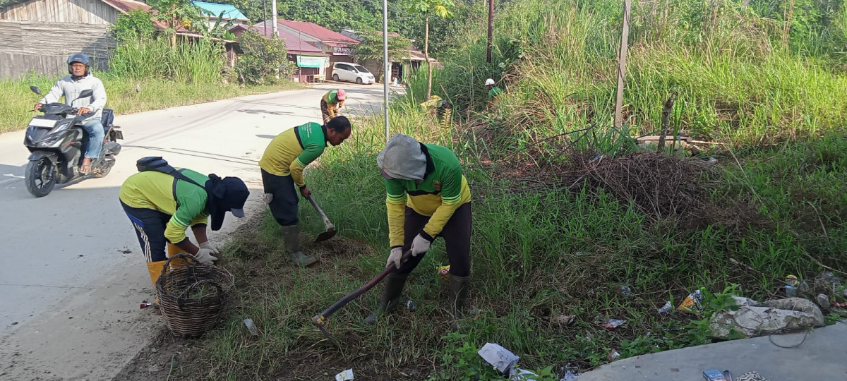 Membersihkan parit sekitar