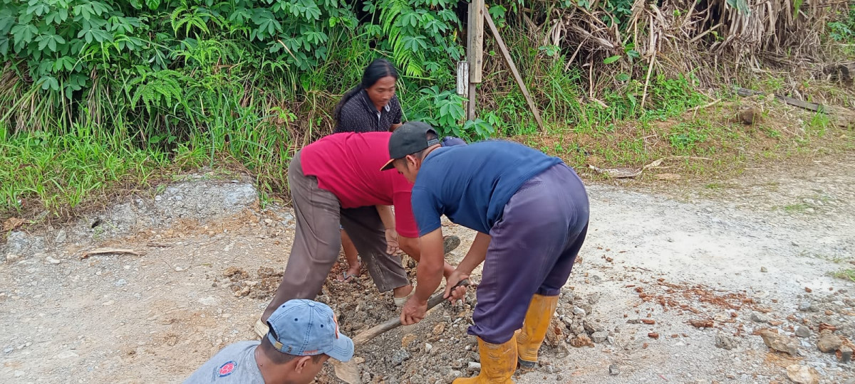 Pembersihan rumput di GG kelapa