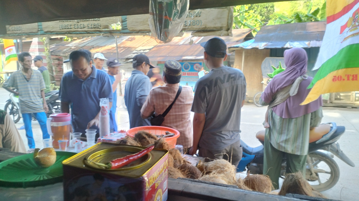 Kerja bakti cari bambu dan pasang umbul-umbul