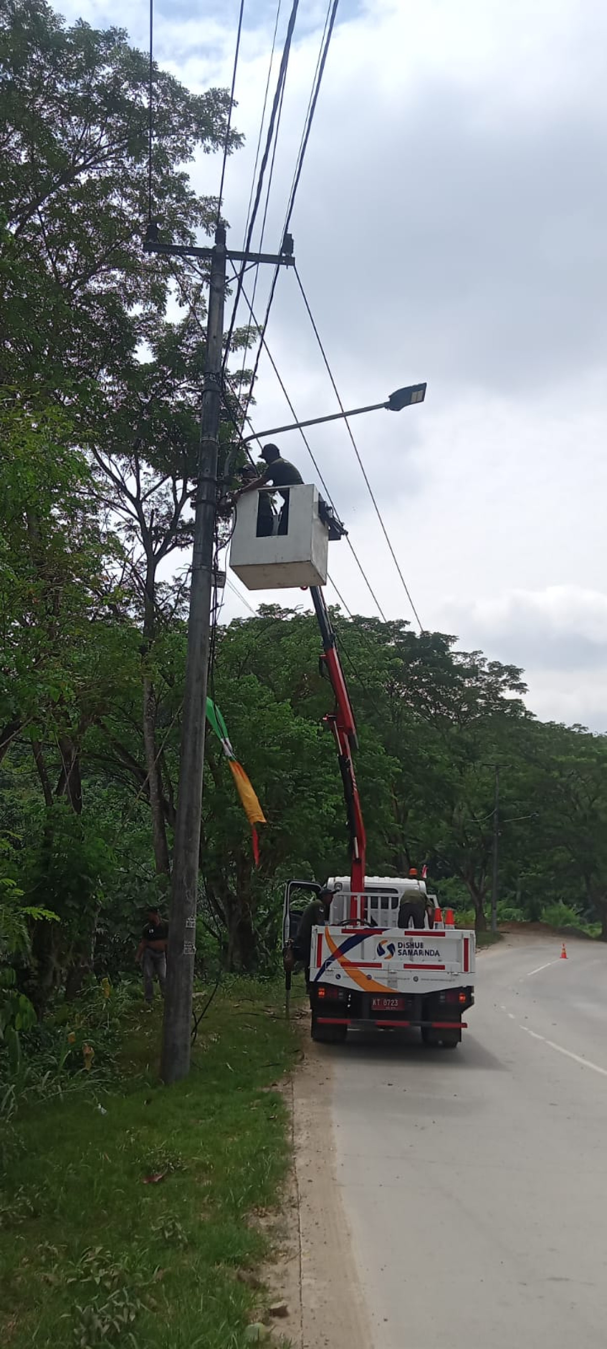 Pemasangan lampu jalan poros